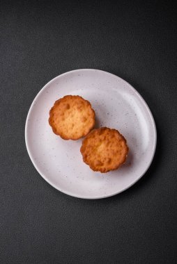 Lezzetli kek ya da peynirli tart ve koyu dokulu arkaplanda kuru üzüm.