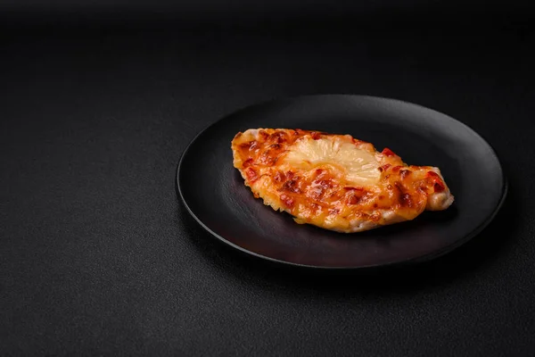 Filetto Pollo Alla Griglia Sotto Forma Bistecca Con Pomodori Ananas — Foto Stock