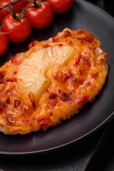 Gegrilltes Hühnerfilet Form Eines Steaks Mit Tomaten Ananas Und Käse — Stockfoto