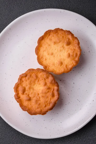 Delicious Baked Cupcake Tartlet Cheese Raisins Dark Textured Background — Stock Photo, Image