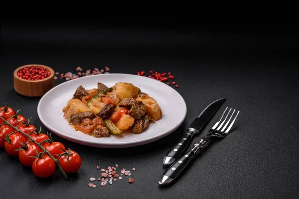 Köstlicher Eintopf Mit Kartoffeln Tomaten Rindfleisch Zwiebeln Und Karotten Auf — Stockfoto