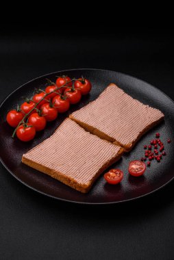 Tavuklu çıtır tost ya da koyu beton arka planda tuzlu ve baharatlı kaz ezmesi.