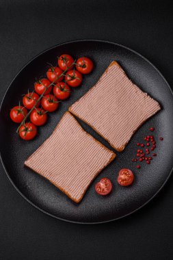 Tavuklu çıtır tost ya da koyu beton arka planda tuzlu ve baharatlı kaz ezmesi.