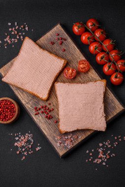 Tavuklu çıtır tost ya da koyu beton arka planda tuzlu ve baharatlı kaz ezmesi.