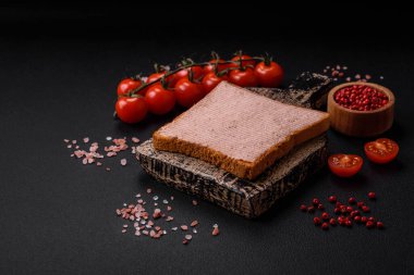 Tavuklu çıtır tost ya da koyu beton arka planda tuzlu ve baharatlı kaz ezmesi.