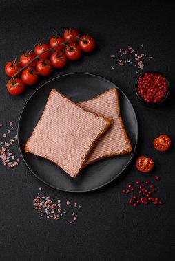 Tavuklu çıtır tost ya da koyu beton arka planda tuzlu ve baharatlı kaz ezmesi.