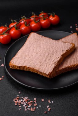 Tavuklu çıtır tost ya da koyu beton arka planda tuzlu ve baharatlı kaz ezmesi.