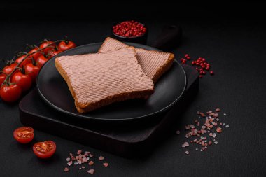 Tavuklu çıtır tost ya da koyu beton arka planda tuzlu ve baharatlı kaz ezmesi.