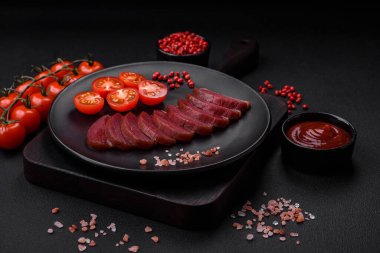 Lezzetli ördek fileto tütsülenmiş ya da baharat ve tuzla kızartılmış koyu beton arka planda.