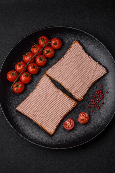Tavuklu çıtır tost ya da koyu beton arka planda tuzlu ve baharatlı kaz ezmesi.