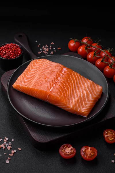 鲜活的生鲑鱼红鱼片 有盐和香料 背景为深色混凝土 — 图库照片