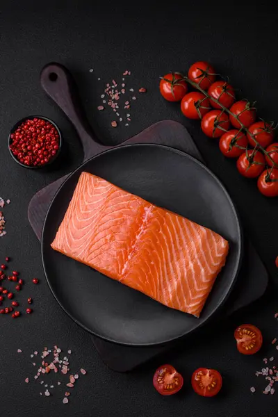 Färsk Lax Röd Fisk Filé Med Salt Och Kryddor Mörk — Stockfoto