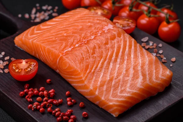 Färsk Lax Röd Fisk Filé Med Salt Och Kryddor Mörk — Stockfoto
