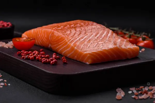 新鮮な鮭の赤フィレ塩とスパイスダークコンクリートの背景に — ストック写真