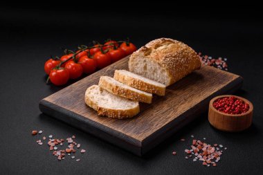 Tahta kesme tahtasının üzerinde susam tohumlu buğday unlu baget.