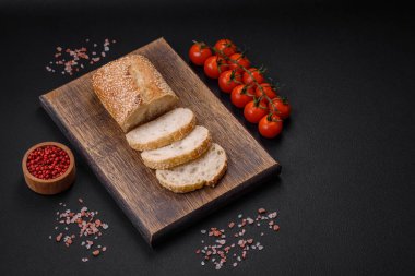 Tahta kesme tahtasının üzerinde susam tohumlu buğday unlu baget.