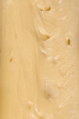 Koyu beton arka planda kiraz domatesli mini kafa şeklinde leziz taze brie peyniri.