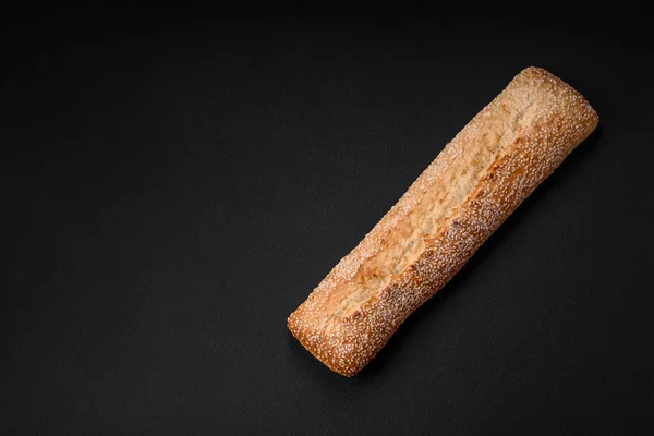 Křupavá Pšeničná Bageta Sezamovými Semínky Dřevěné Řezací Desce Tmavém Betonovém — Stock fotografie