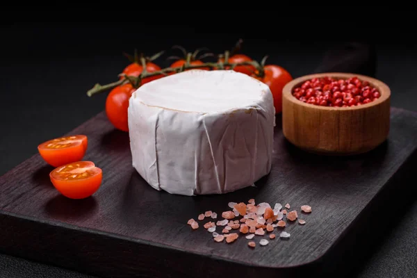 Delizioso Formaggio Brie Fresco Sotto Forma Una Mini Testa Con — Foto Stock
