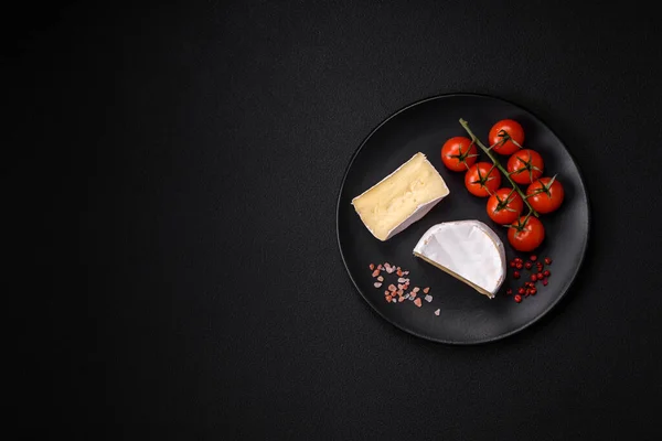 Delicioso Queso Brie Fresco Forma Mini Cabeza Con Tomates Cherry — Foto de Stock