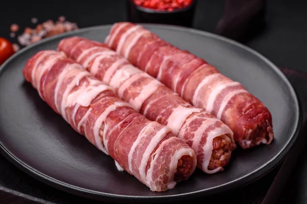 Carne Picada Crua Envolta Bacon Com Sal Especiarias Cevapcici Sobre — Fotografia de Stock