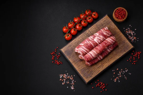 Carne Picada Cruda Envuelta Tocino Con Sal Especias Cevapcici Sobre —  Fotos de Stock