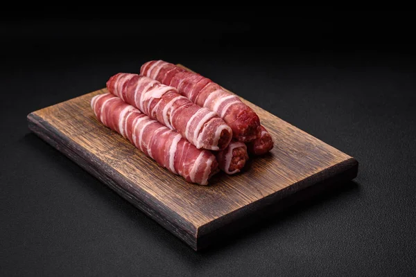 Obearbetat Malet Kött Insvept Bacon Med Salt Och Kryddor Eller — Stockfoto