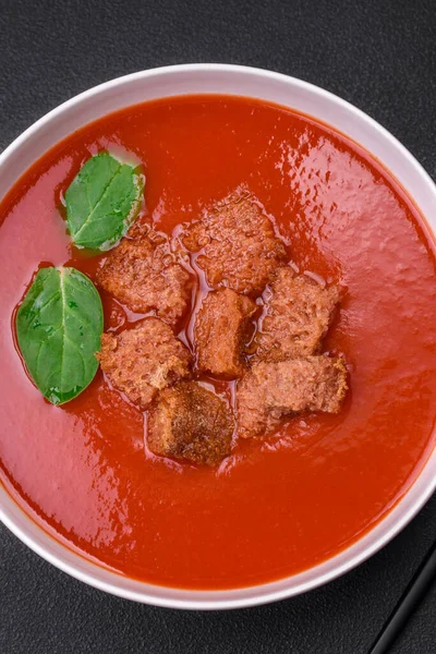 Deilig Fersk Gazpacho Med Brødsmuler Salt Krydder Keramisk Plate Mørk – stockfoto
