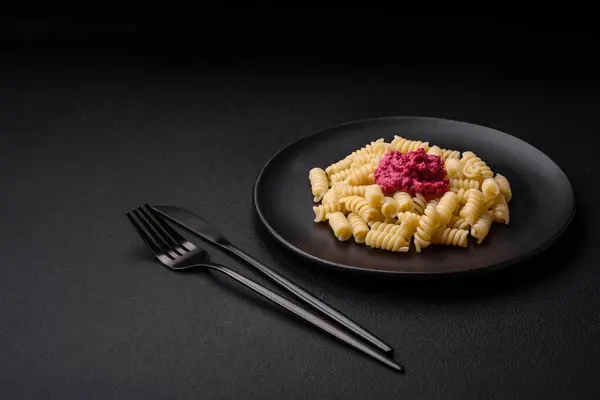 Köstliche Fusilli Pasta Mit Rote Bete Pesto Parmesan Salz Und — Stockfoto