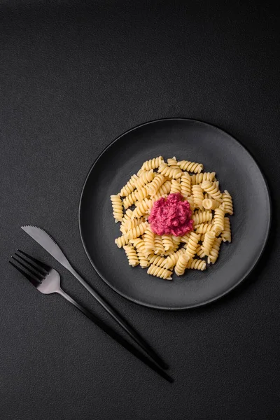 Köstliche Fusilli Pasta Mit Rote Bete Pesto Parmesan Salz Und — Stockfoto