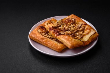 Lezzetli taze turta ya da armut, peynir, bal ve fındıklı koyu beton arka planda pizza.