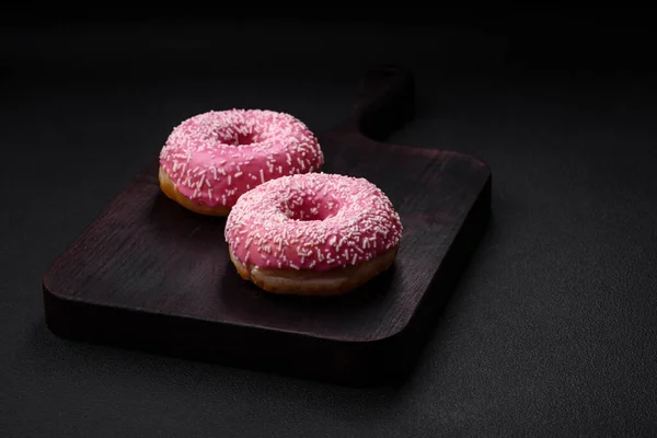 Köstliche Frische Süße Donuts Rosa Glasur Mit Erdbeerfüllung Auf Dunklem — Stockfoto