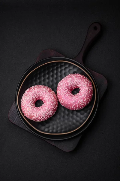Köstliche Frische Süße Donuts Rosa Glasur Mit Erdbeerfüllung Auf Dunklem — Stockfoto