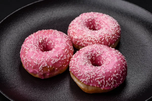 Deliciosos Donuts Doces Frescos Esmalte Rosa Com Recheio Morango Fundo — Fotografia de Stock