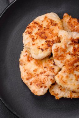 Lezzetli kızarmış tavuk eti. Baharatlı, tuzlu ve çimento kaplı.