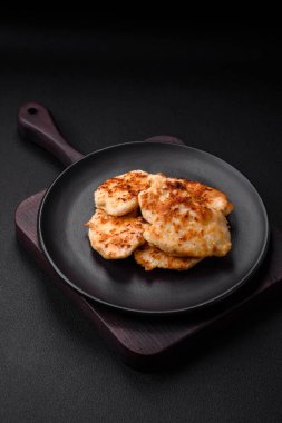 Lezzetli kızarmış tavuk eti. Baharatlı, tuzlu ve çimento kaplı.