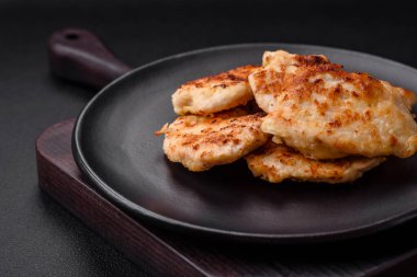 Lezzetli kızarmış tavuk eti. Baharatlı, tuzlu ve çimento kaplı.