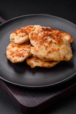 Lezzetli kızarmış tavuk eti. Baharatlı, tuzlu ve çimento kaplı.