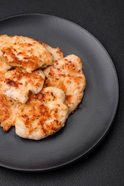 Lezzetli kızarmış tavuk eti. Baharatlı, tuzlu ve çimento kaplı.