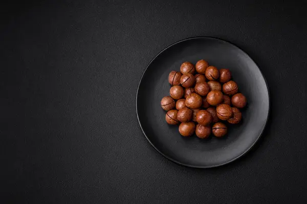 Вкусные Жареные Орехи Макадамии Раковине Темном Текстурированном Бетонном Фоне Вегетарианская — стоковое фото