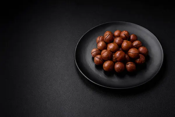 Kacang Macadamia Panggang Yang Lezat Dengan Cangkang Pada Latar Belakang — Stok Foto