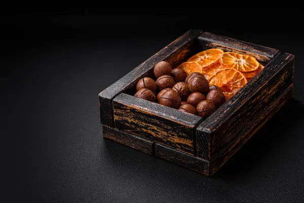 Вкусные Жареные Орехи Макадамии Раковине Темном Текстурированном Бетонном Фоне Вегетарианская — стоковое фото