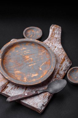 Boş ahşap tabak, bıçak, çatal ve kesme tahtası.