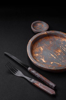 Boş ahşap tabak, bıçak, çatal ve kesme tahtası.