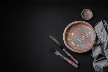 Boş ahşap tabak, bıçak, çatal ve kesme tahtası.