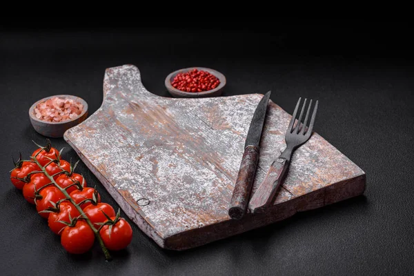切菜刀 叉子和切菜板 胡椒和其他材料 位于混凝土结构的背景上 — 图库照片
