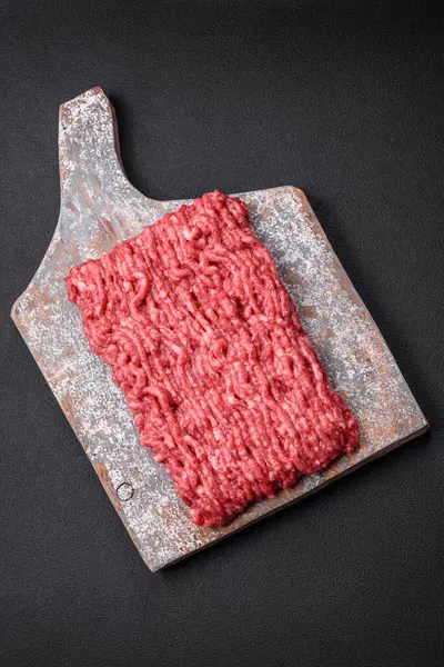 Ωμό Κιμά Χοιρινό Κρέας Ξύλινη Επιφάνεια Κοπής Μπαχαρικά Και Αλάτι — Φωτογραφία Αρχείου