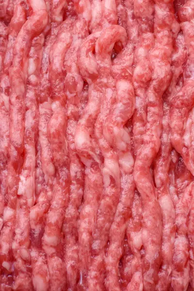 Ωμό Κιμά Χοιρινό Κρέας Ξύλινη Επιφάνεια Κοπής Μπαχαρικά Και Αλάτι — Φωτογραφία Αρχείου