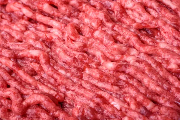 Ruw Gehakt Varkensvlees Een Houten Snijplank Met Specerijen Zout Een — Stockfoto