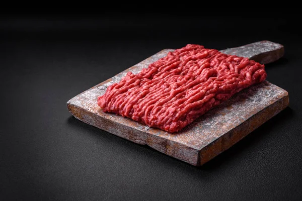 Ruw Gehakt Varkensvlees Een Houten Snijplank Met Specerijen Zout Een — Stockfoto